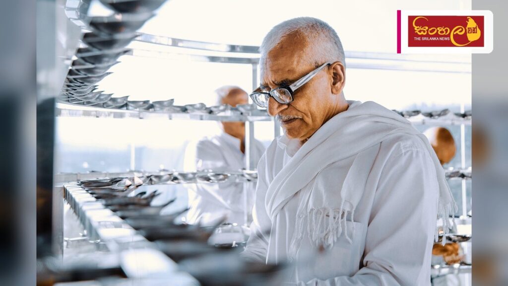 රුපියල් 17,719කින් මසක් ජීවත් වන හැටි: සංඛ්යාලේඛනවල පවතින ගැටලු සහ යථාර්ථය Headline: රුපියල් 17,719කින් මසක් ජීවත් වන හැටි: සංඛ්යාලේඛනවල පවතින ගැටලු සහ යථාර්ථය Intended image subject: Sri Lankan street scene or market Story summary: ජන හා සංඛ්යාලේඛන දෙප